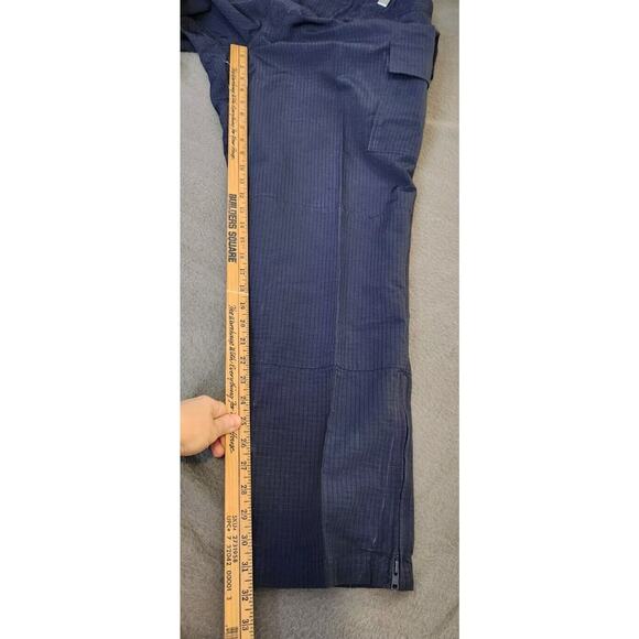 Duluth Trading Ripstop Cargo Hiking Pants Men’s Sz LGT Nylon Outdoors Utility - Picture 9 of 10
